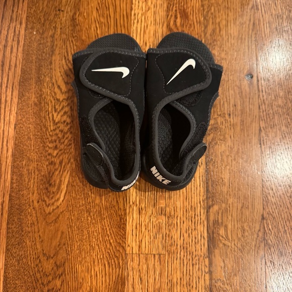 Nike Kids Black and White Sandals Size 7 - Picture 4 of 8